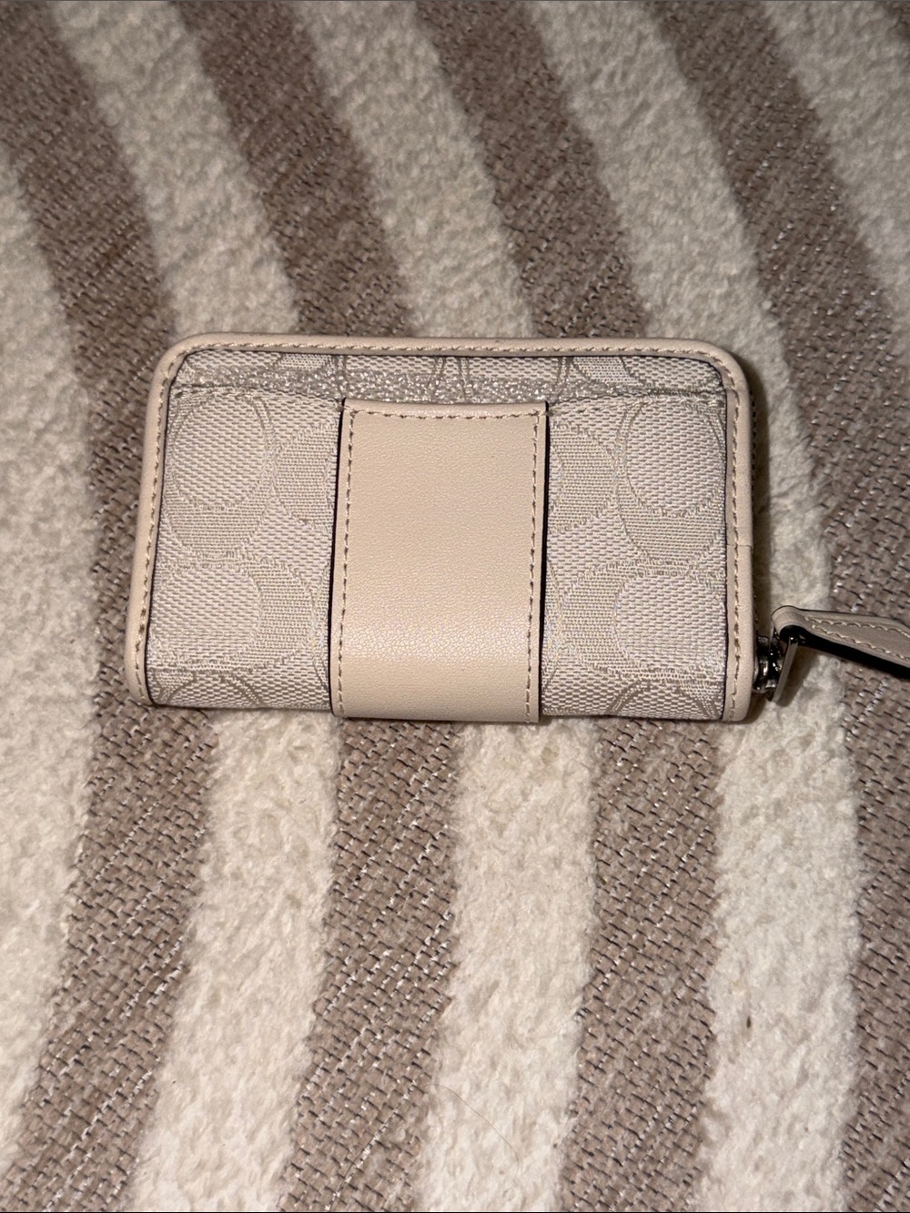 Essential Small Zip Around Card Case In Signature Jacquard - Picture 5 of 6